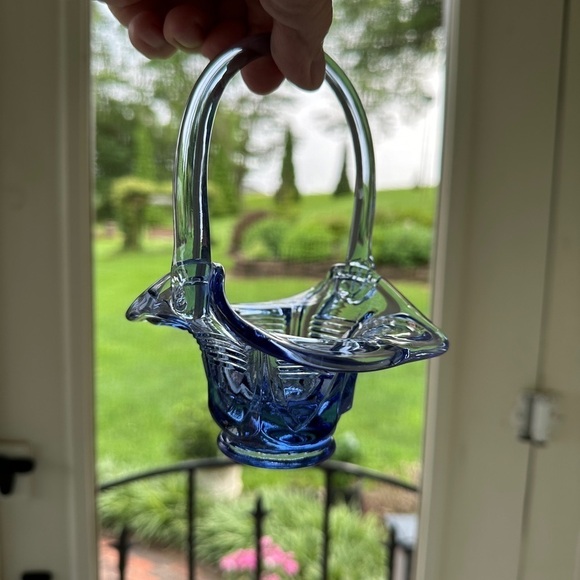 FENTON, VINTAGE, BLUE, GLASS BASKET WITH HANDLE. SMALL, PETAL LIKE BASKET. - Picture 6 of 7